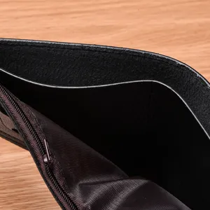 Innendetail der schwarzen kurzen Herren Lederbörse mit Reißverschlussfach und Kartenfächern.