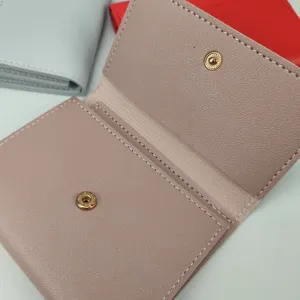 Minimalistische kurze Damen Dreifach Geldbörse Leder Kartenhalter Münzfach Detailaufnahme