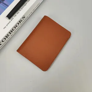 Einfacher brauner Lederkartenhalter für Damen, schmale Kurzbrieftasche mit kompaktem Design.