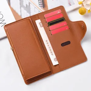 Portafoglio lungo da donna marrone con scomparti per carte tasca con zip e chiusura a bottone.