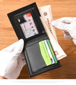 Klassische schwarze Leder Kurzbrieftasche für Herren mit mehreren Kartenfächern und Geldfach.