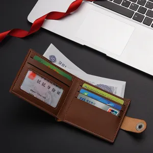 Dettaglio portafoglio vintage da uomo con vari scomparti per carte e finestra per documenti.