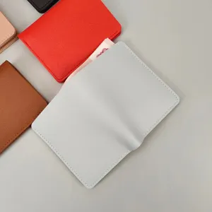 Nahaufnahme eines minimalistischen Leder-Kurzportemonnaies mit feinen Nähten und Fächern.