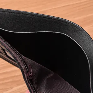 Nahaufnahme des schwarzen Ledergeldbeutel-Innenteils mit Reißverschlusstasche und Fächern.