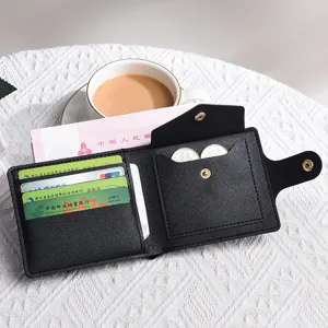 Vista dettagliata del portafoglio corto nero, con vari scomparti per carte e tasca portamonete.