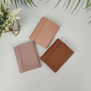Minimalistische kurze Damen Dreifachbrieftasche mit glattem Leder und praktischen Fächern.