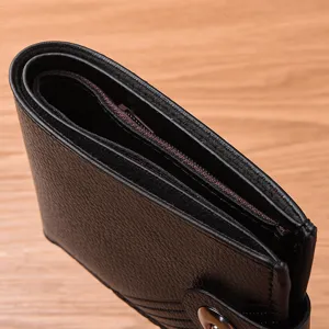Nahaufnahme Detailansicht der schwarzen Herren Kurzbrieftasche mit Textur und Naht.