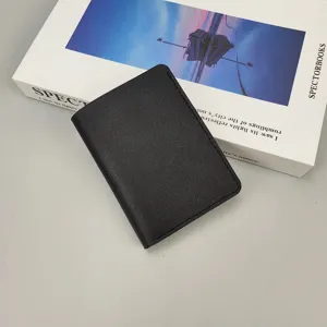 Detailansicht einer minimalistischen schwarzen Damen Geldbörse aus Leder mit kompakten Fächern.