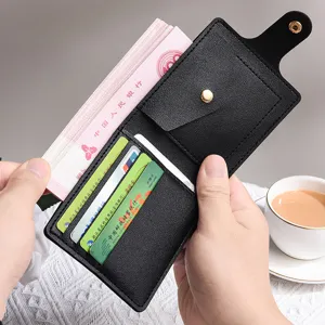 Primo piano di un mini portafoglio in pelle PU nera con vari scomparti per carte.