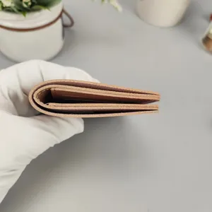Schlanke Lederbrieftasche Seitenansicht zeigt kompaktes Profil und feine Nahtdetails.