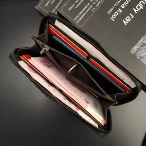 Portafoglio lungo con zip da uomo con grande capacità e vari scomparti per carte.