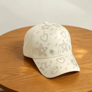 Beige strass honkbalpet met sprankelende sterren en harten voor ideale zonbescherming.