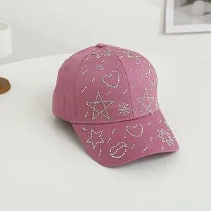 Detail van de stijlvolle roze kinder honkbalpet met sprankelende strass sterren.