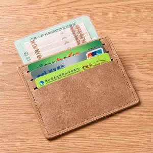 Schlankes Lederkartenetui mit mehreren Fächern, tragbare Brieftasche für Karten und Führerschein.