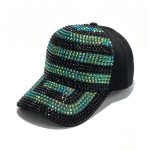 Gedetailleerde close-up van zwarte luxe honkbalpet versierd met sprankelende blauwe en groene strass.