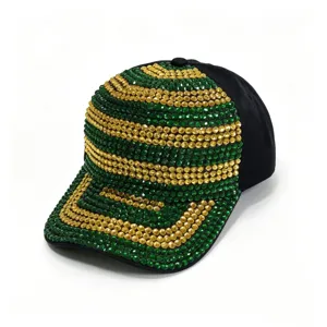 Gedetailleerd overzicht van dames honkbalpet met groene en gouden strass steentjes.