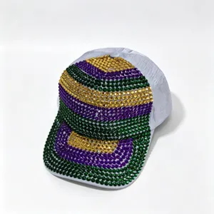 Baseballpet bezet met strass stenen in paars, groen en goud voor dames mode detail.