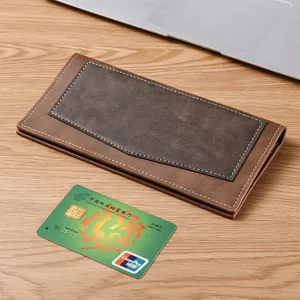 Vista dettagliata del portafoglio lungo da uomo in pelle marrone con scomparti carte.