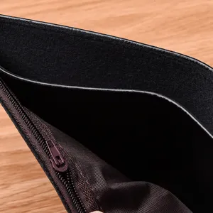 Detailansicht des inneren schwarzen Ledergeldbeutels für Herren mit Reißverschlussfach.