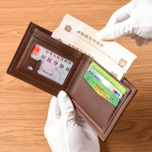 Bruine lederen korte herenportemonnee detail met kaartsleuven en bankbiljettenvak.
