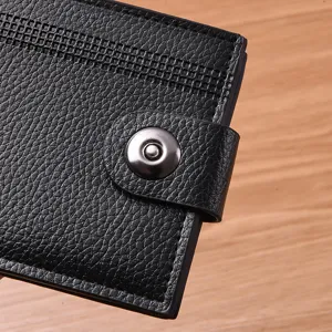Nahaufnahme der schwarzen strukturierten Leder-Herrenbrieftasche mit Druckknopf und feiner Naht.