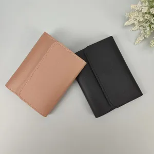 Detailaufnahme minimalistischer Damen Kurzgeldbörse in Rosa und Schwarz glatt Leder.