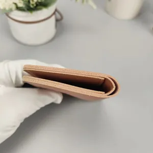 Minimalistische kurze Ledergeldbeutel Detailansicht mit schmalem Profil und feiner Kantenverarbeitung.