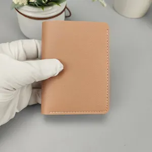 Minimalistisches Leder Kartenetui Detail, schmale Brieftasche, saubere Naht, edle Textur.