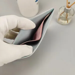 Nahaufnahme einer schlanken, hellblauen Damenbrieftasche mit sauberen Innenfächern.