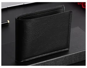 Nahaufnahme Detailansicht einer eleganten schwarzen Herren Kurzbörse auf dunkler Präsentbox.