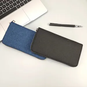 Portafoglio uomo lungo con zip dettaglio, pochette in tela capiente con porta carte.