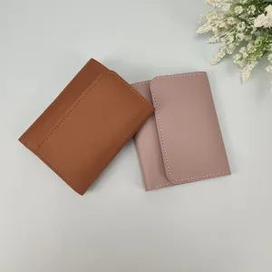 Nahaufnahme der minimalistischen kurzen Damen Brieftasche in Braun und Malve glatt.