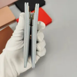 Schlichter Leder-Kartenhalter Seitenansicht mit mehreren Fächern für den täglichen Gebrauch.