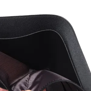 Detailansicht des inneren Faches einer schwarzen Herren Ledergeldbörse, Premium Textur.