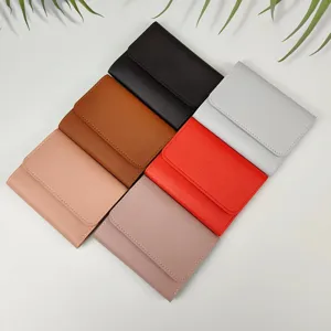 Nahaufnahme Detail von kurzen mehrfarbigen Brieftaschen, glatte minimalistische Etuis.