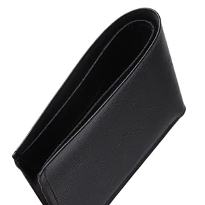 Detailansicht einer schwarzen minimalistischen kurzen Herren Business Geldbörse aus glattem Leder.