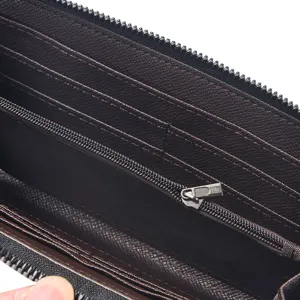 Vista dettagliata degli scomparti interni per carte e della tasca con zip di un portafoglio.