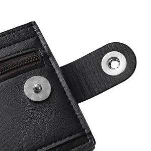 Dettaglio portafoglio in pelle nera da uomo con bottone a pressione e tasca con zip.