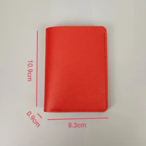 Nahaufnahme einer kompakten roten Lederkartenbrieftasche mit präzisen Abmessungen für Details.