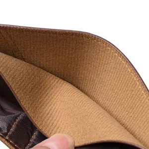Dettaglio interno del portafoglio da uomo con fessure per carte e cuciture fini.