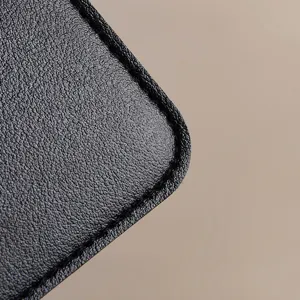Schwarze Leder Kartenetui Ecken Detail, feine Naht Textur, hochwertiges minimalistisches.