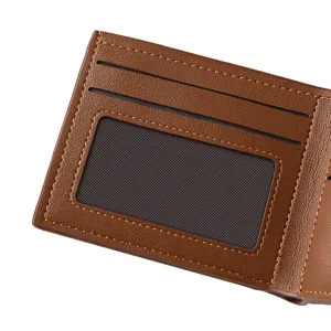 Dettaglio interno portafoglio in pelle marrone con fessure per carte e finestra trasparente.