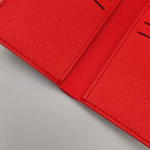 Nahaufnahme Detail von rotem Kunstleder Damen Kurzgeldbörse mit feinen Kartenfächern