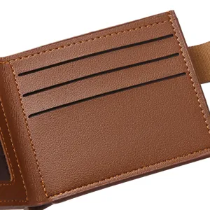 Primo piano dettagliato degli scomparti interni per carte e delle cuciture di un portafoglio.