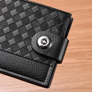 Schwarzes geflochtenes Leder Herren Geldbörse Detail, weiche Textur mit Magnetdruckknopf.