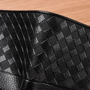 Schwarzes geflochtenes Leder Herren Geldbörse Detail, weiche Textur und klassisches kurzes Design.