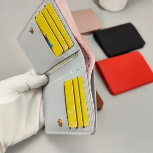 Damen Kurzbrieftasche kompakt minimalistisch mehrere Kartenfächer Kunstleder Geldbeutel für Frauen.