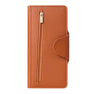 Vista dettagliata di un portafoglio lungo in pelle PU marrone con tasca verticale con zip.