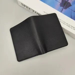 Minimalistisches schwarzes Leder-Kartenetui für Damen, kompaktes, schönes Design.