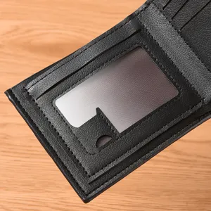 Herren Geldbörse Innendetail mit klarem Ausweisfenster und praktischen Kartenfächern.